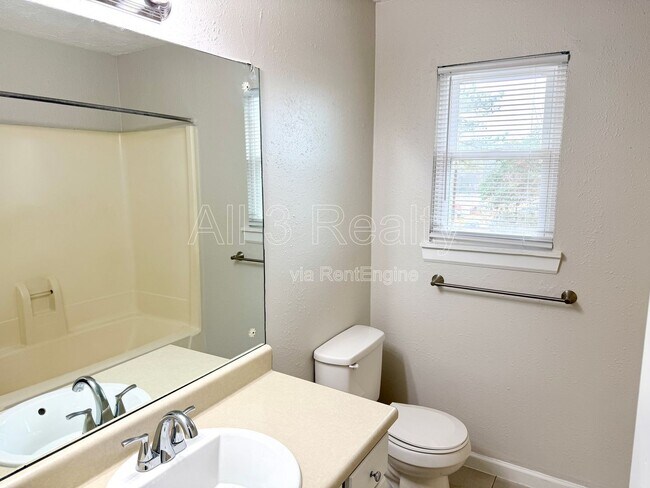 Building Photo - 121 Jackson Dr