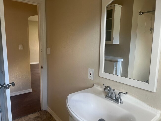 Building Photo - Affordable, Adorable Medford Home!!