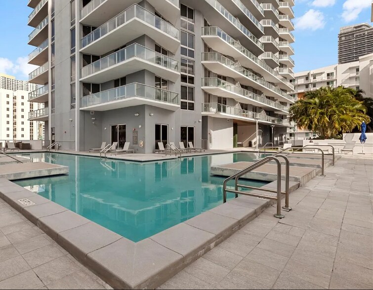 Building Photo - 1010 SW 2nd Ave