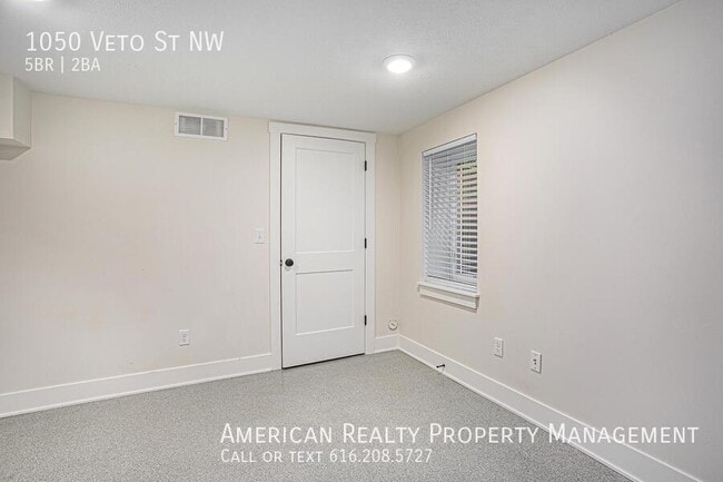 Building Photo - 1050 Veto St NW