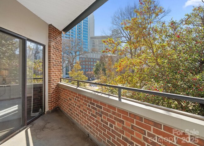 Building Photo - 224 N Poplar St