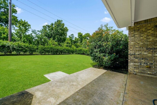 Building Photo - 11 Marino Dr