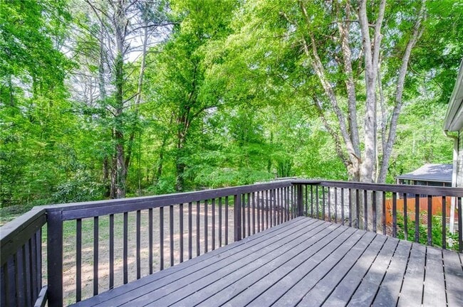 Building Photo - 2053 White Oak Cir