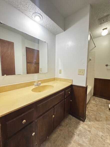 Building Photo - 9915 Larkspur Ln