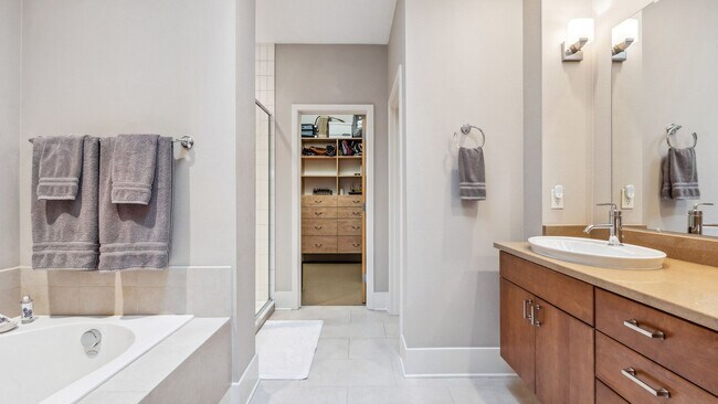 Building Photo - Modernly Elegant Townhome w/ 2 Primary Suites +2.5 bathrooms in Beautiful Peterkort!