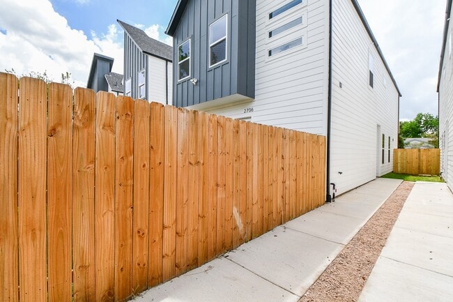 Building Photo - 2706 Bostic St