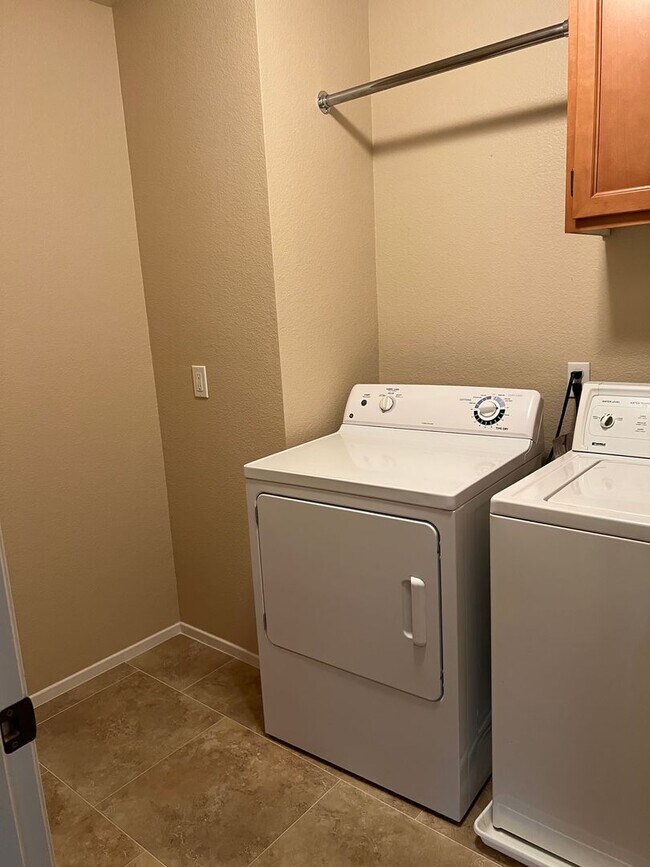 Building Photo - Elegant 3-Bedroom Home in Gated Vista Comm...
