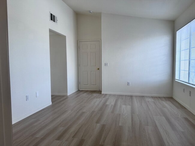 Building Photo - Private Upstairs Retreat in Desirable Gated Community