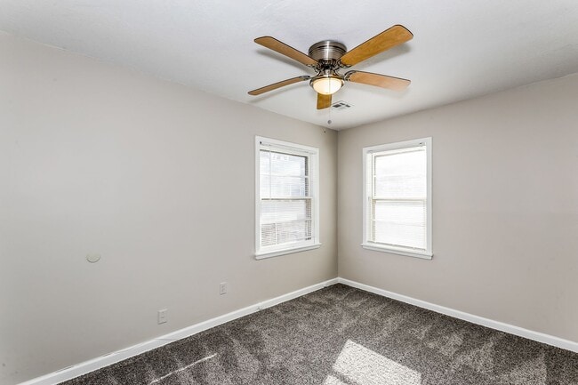 Building Photo - Large 2 Bedroom Home with Den!