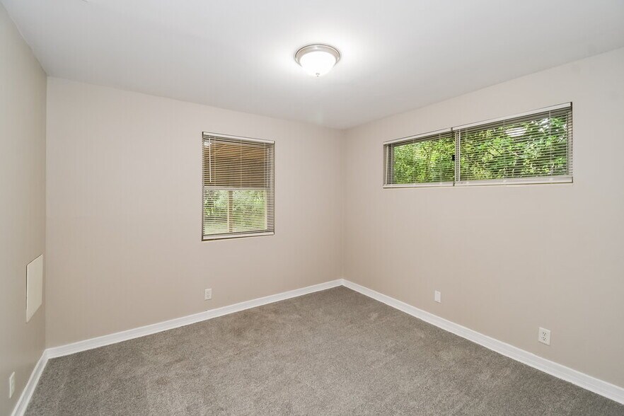 Building Photo - 7258 Greenway Dr