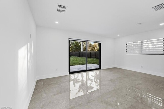 Building Photo - 112 Bayshore Dr