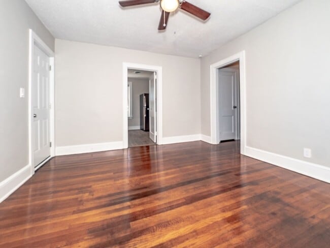 Building Photo - NEWLY RENOVATED 2 BEDROOM 1 BATH APARTMENT IN PRIME DOWNTOWN LOCATION!