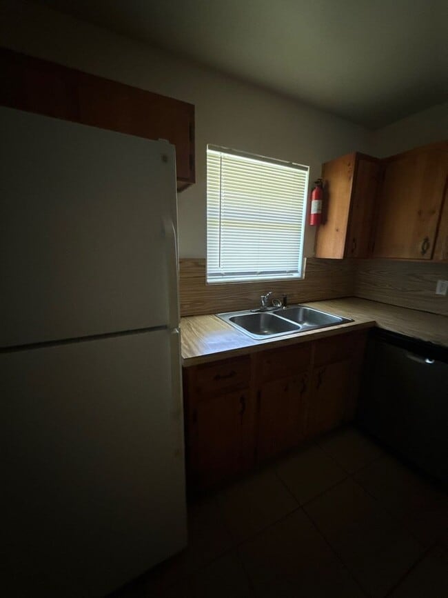 Building Photo - 4 bed/ 2.5 bath home, Walk to the stadium!...
