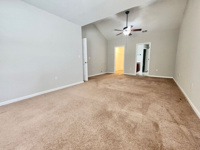 Building Photo - Spacious 3 bedroom with an outside oasis -...
