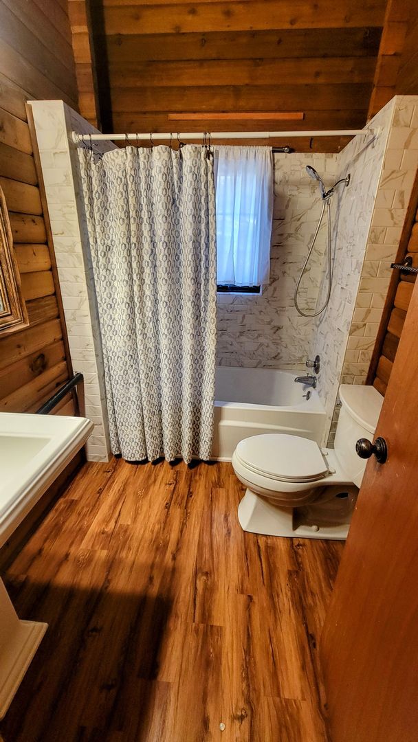 Building Photo - Delightful Log Home in the Trees - 2 Bed 1 Bath