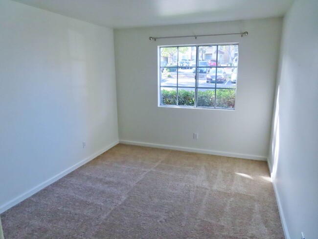 Building Photo - 3 bed, 2 bath Condo in San Diego's Linda V...