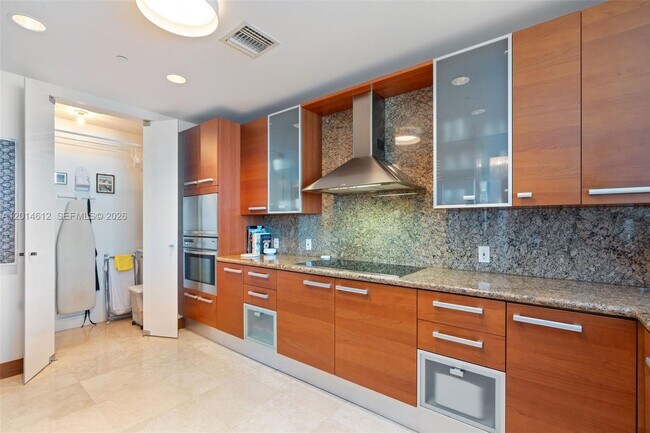 Building Photo - 5959 Collins Ave