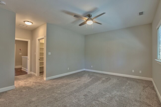 Building Photo - Unbelievable 3 Bedroom 3 Bathroom Upscale Town Home