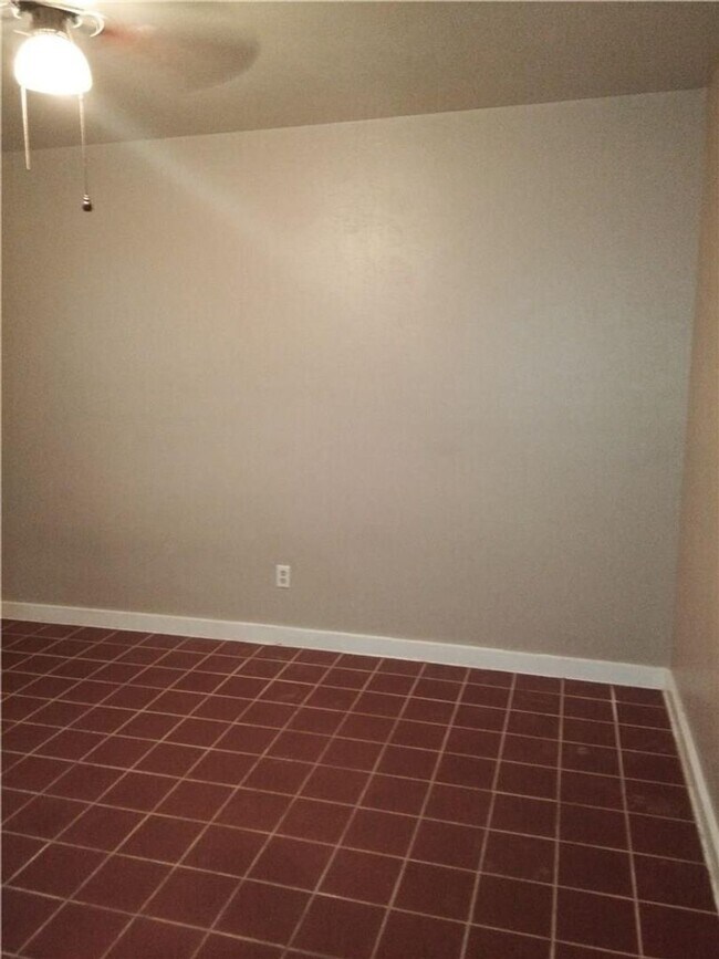 Building Photo - Cozy 3 Bed / 2 Bath Single-Family Home for...