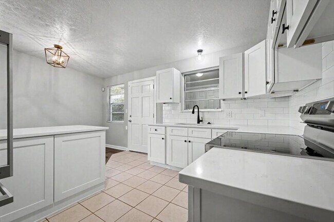 Building Photo - 7010 Arques Rd