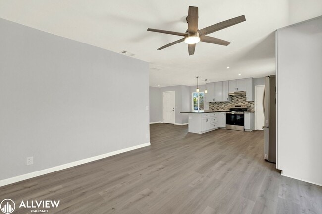 Building Photo - Newly Remodeled 4-Bedroom Gem with Spaciou...