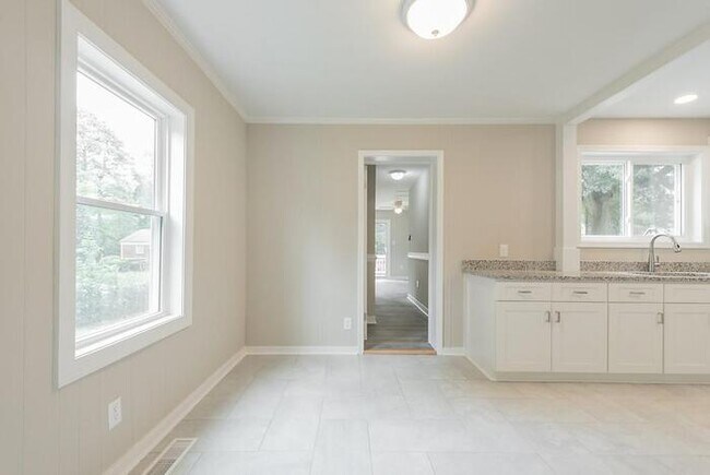 Building Photo - Spacious 4 Bedroom Home in West End Manor – Available April 10 – $2,600/mo