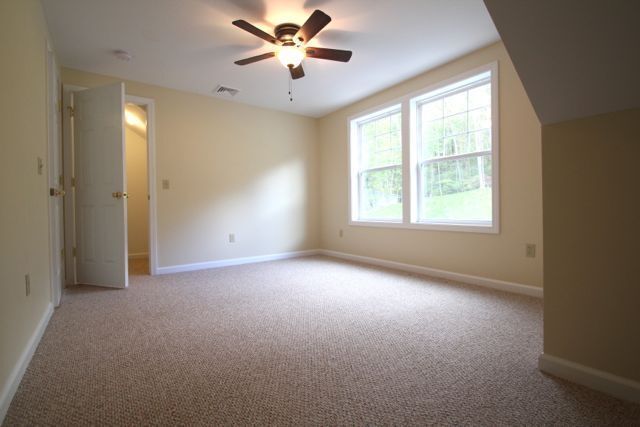 Building Photo - 204 River View Ln