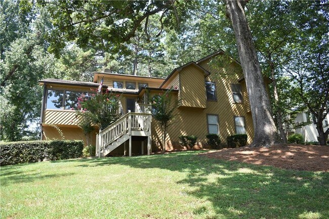 Building Photo - 2811 Pine Cone Ln