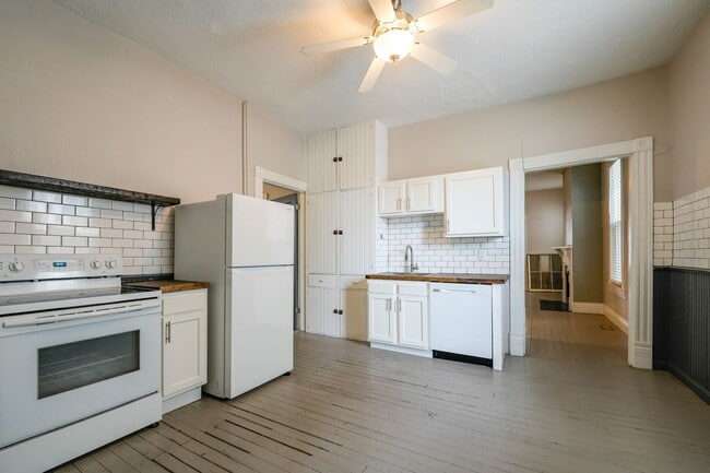Building Photo - Updated Historical duplex!!