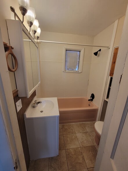 Building Photo - 73 Bartlett St