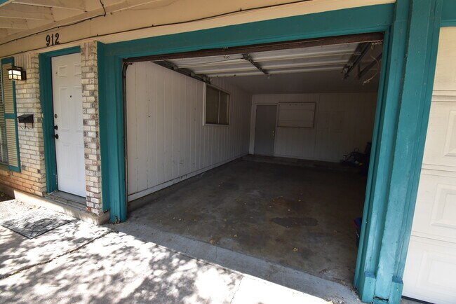 Building Photo - L-house