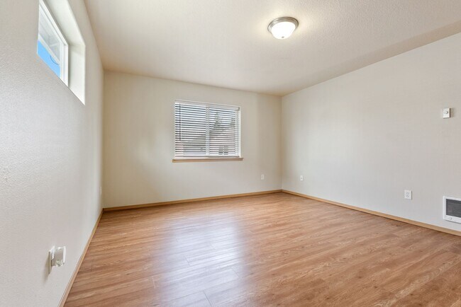 Building Photo - Beautiful 4bed/2.5bath - 1/2 OFF First months rent!