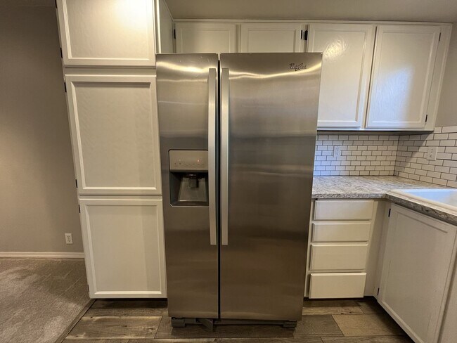 Building Photo - 2 Bed 2 Bath Corner Condo ~ Cedar Mill w/ Washer & Dryer, Parking and Pool! Convenient to Nike, S...