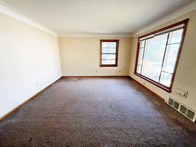 Building Photo - 3 BED 1 BATH BEAUTIFUL SINGLE FAMILY HOME