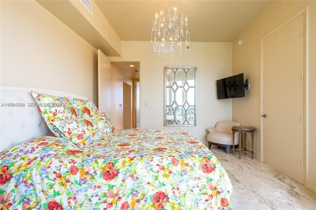 Building Photo - 16001 Collins Ave