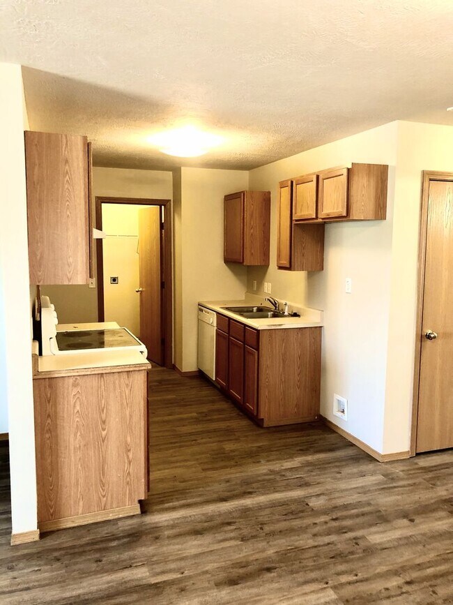 Building Photo - Updated 2 bedroom - 2 bath Duplex in Clever