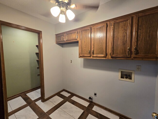 Building Photo - 4220 Glenroy Dr