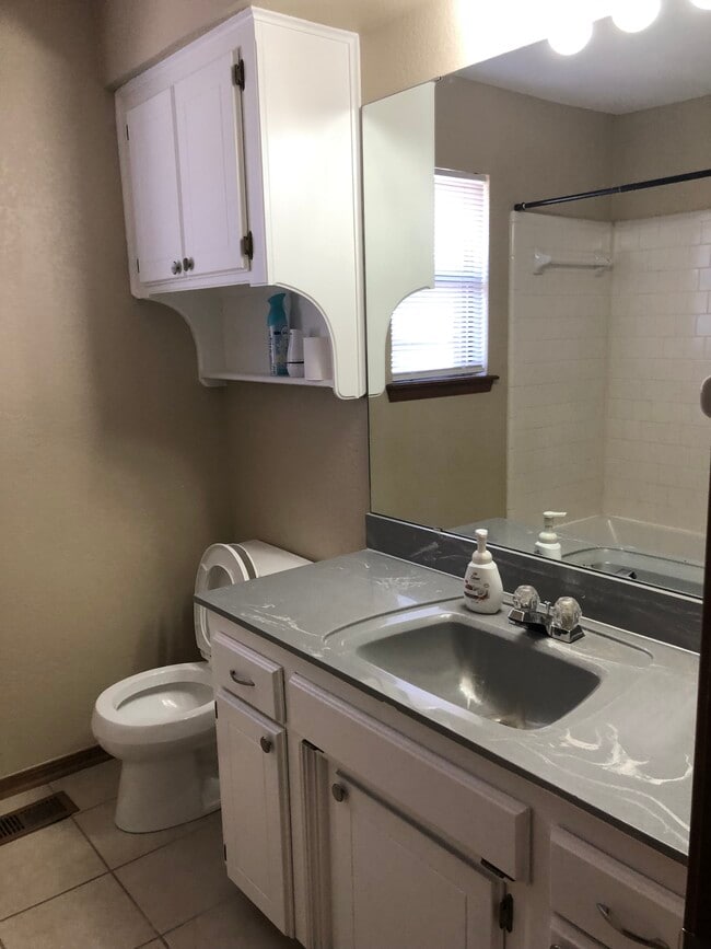 Building Photo - 5225 SE 82nd St