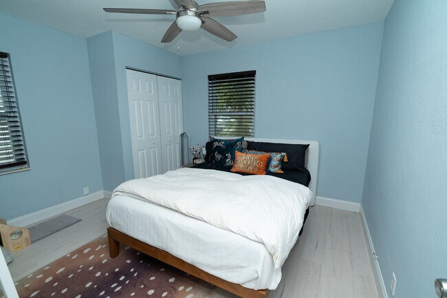 Building Photo - 1328 NE 1st Ave.