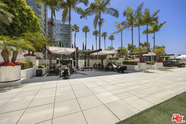 Building Photo - 13700 Marina Pointe Dr