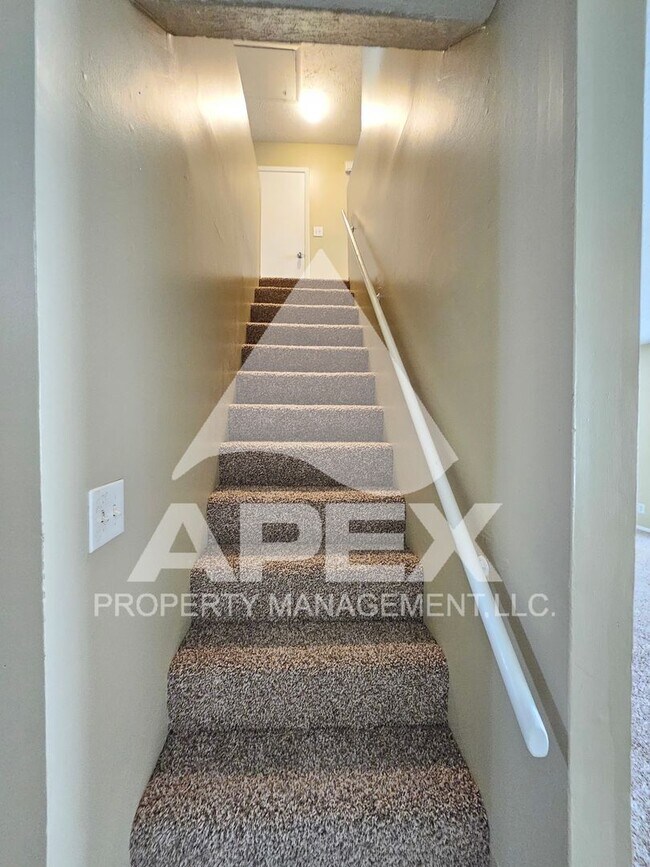 Building Photo - Nice 3Bd 1.5 Townhouse in WEST KNOX off Cedarbluff! END UNIT!