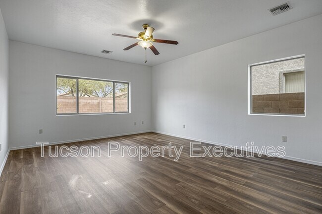 Building Photo - 7585 E Picket Fence Ln