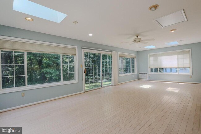 Building Photo - 6431 Brentford Dr