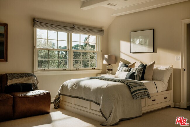 Building Photo - 6825 Zumirez Dr