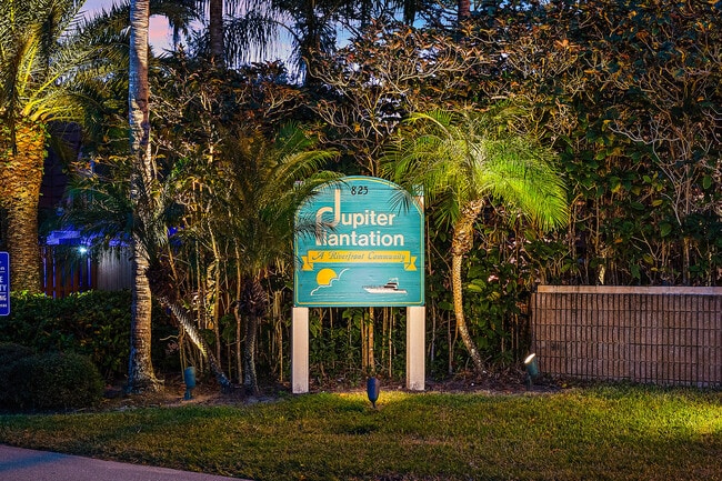 Building Photo - 825 Center St