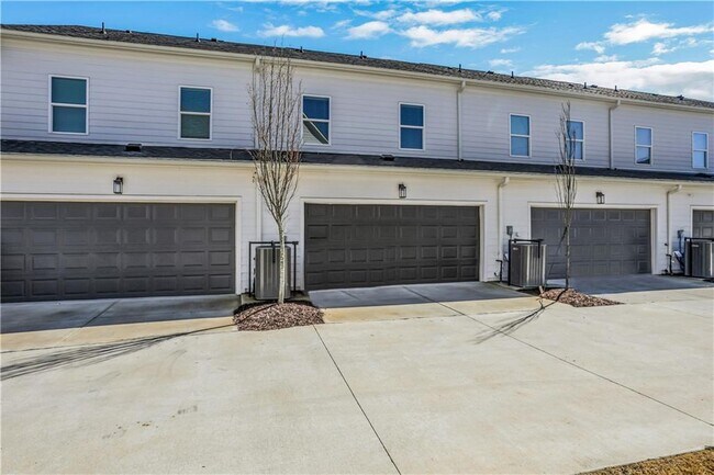 Building Photo - 1954 Sanford Dr