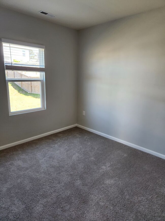 Building Photo - 4 Bedroom For rent