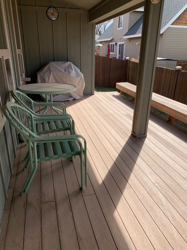 Building Photo - Fully Furnished Home is NE Bend Short Term Rental