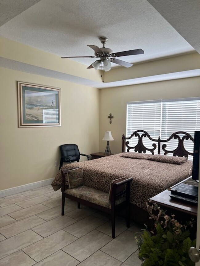 Building Photo - 197 Maple Dr