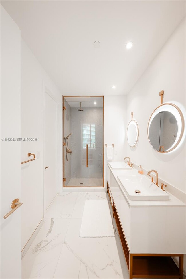 Building Photo - 2655 S Bayshore Dr